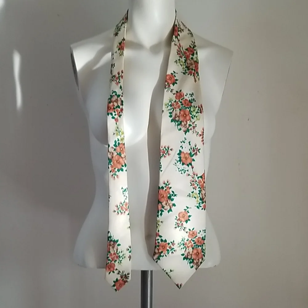 VTG Custom Tailored Fruit of the Loom Flowers Tie.